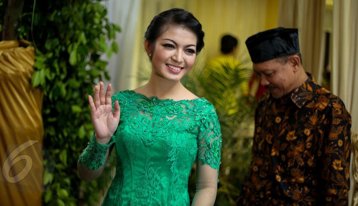 Selvi Ananda tampil cantik dengan kebaya hijau saat menyambut kedatangan keluarga Presiden Joko Widodo, Jawa Tengah, Selasa (9/6/2015). Keluarga Selvi menerima lamaran dari keluarga Presiden Jokowi. (Liputan6.com/Faizal Fanani)