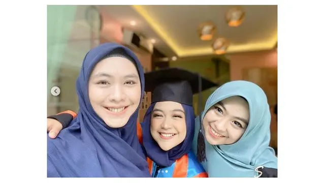 7 Momen Ria Ricis saat Mengikuti Wisuda Online, Penuh Haru Bahagia