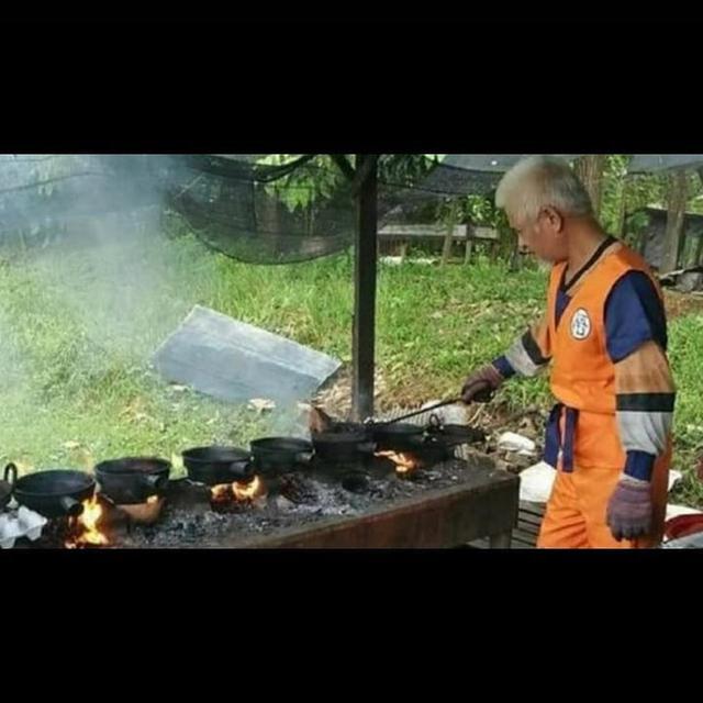 6 Potret Orang Pakai Kostum Nyeleneh Saat Jual Makanan