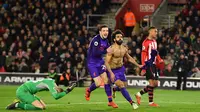 Gelandang Liverpool, Mohamed Salah, merayakan gol yang dicetaknya ke gawang Southampton pada laga Premier League di Stadion St Mary, Southampton, Jumat (5/4). Southampton kalah 1-3 dari Liverpool. (AFP/Glyn Kirk)