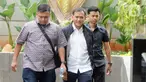 Dirut PT Petrokimia Gresik Rahmat Pribadi (tengah) tiba di Gedung KPK, Jakarta, Kamis (21/11/2019). Rahmat diperiksa sebagai saksi dalam kasus suap distribusi pupuk antara PT Pupuk Indonesia Logistik dan PT Humpuss Transportasi Kimia dengan tersangka Taufik Agustono. (merdeka.com/Dwi Narwoko)
