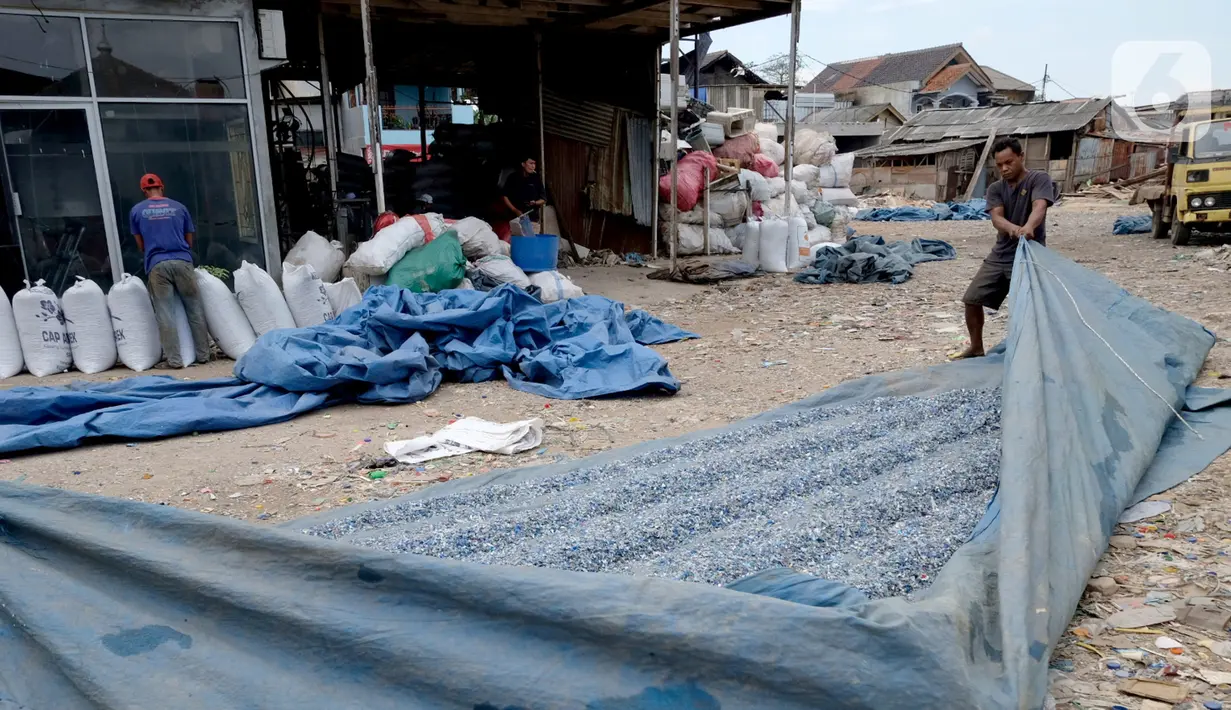 Pekerja menjemur leburan sampah plastik di gudang pengolahan sampah plastik kawasan Bekasi, Rabu (15/9/2021). Riset terbaru Sustainable Waste Indonesia (SWI) mengungkapkan skema ekonomi sirkular sebagai salah satu strategi untuk pengelolaan sampah plastik. (Liputan6.com/Herman Zakharia)