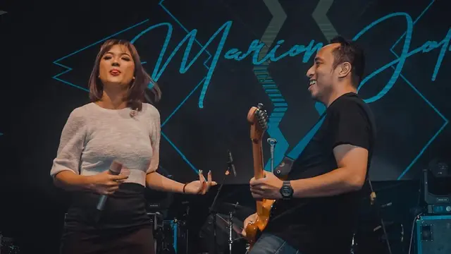 6 Potret Kedekatan Marion Jola dan Gitaris Dennis Talakua, Dikabarkan Berpacaran