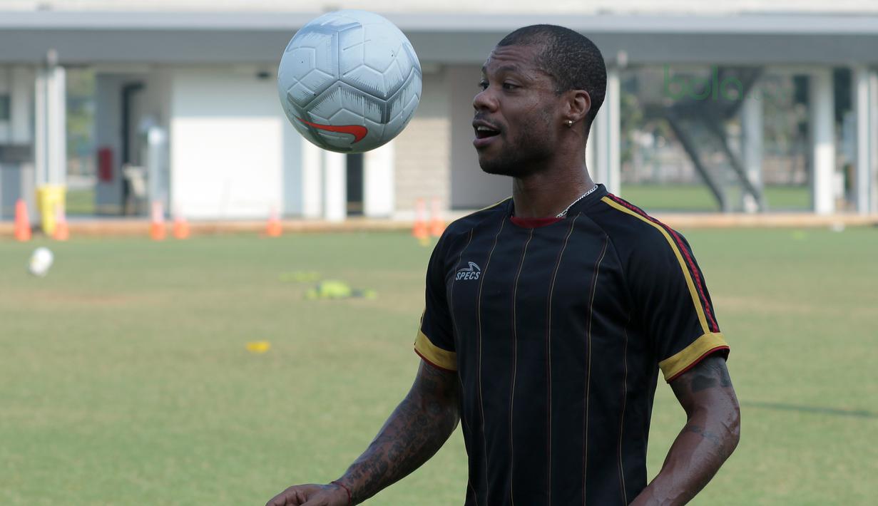 Cara Hilton Thon Mauro Moreira melakukan pemanasan sesi latihan Persipura Jayapura di Lapangan ABC Senayan, Jakarta, (9/5/2018). Persipura akan bertandang kemarkas Persib Bandung 12 mei 2018. (Bola.com/Nick Hanoatubun)