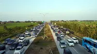 Kemacetan di Gerbang Tol Palimanan. (Bola.com/Budi)
