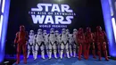 Prajurit tentara Stormtrooper berpose di world premiere film Star Wars: The Rise of Skywalker di Hollywood, California, Senin (16/12/2019). Star Wars: The Rise of Skywalker akan menutup sekuel trilogi Star Wars yang pertama kali diluncurkan pada 2015 lalu. (AP Photo/Chris Pizzello)