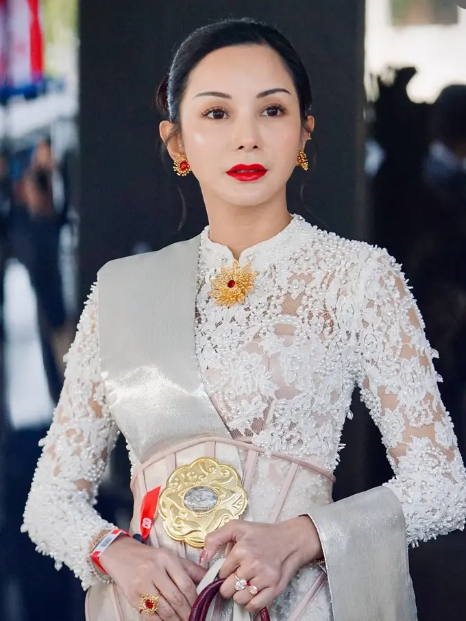 Tampilkan pesona calon Miss Universe Indonesia 2025, gaya Kirana Larasati  pakai kebaya putih