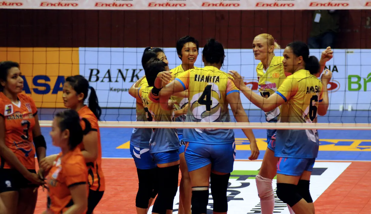Pemain putri Jakarta PGN Popsivo bersorak usai menumbangkan Jakarta Bank DKI 3-0 di putaran kedua pekan ketiga Pertamina Proliga 2015 di Hall A GBK Senayan, Jakarta, Jumat (20/3/2015). (Liputan6.com/Helmi Fithriansyah)