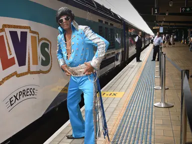 Seorang penggemar Elvis berpose di stasiun Central sebelum naik kereta ke The Parkes Elvis Festival, di Sydney (11/1). Mereka mengenakan kostum mirip Elvis Presley untuk mengahadiri The Parkes Elvis Festival.  (AFP Photo/Peter Parks)