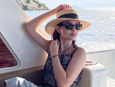 Clara Bernadeth baru-baru ini memamerkan liburannya di Labuan Bajo. Wanita yang sebentar lagi akan berulang tahun ke-28 pada 30 Agustus ini tampil menawan di sebuah perahu boat. Ia mengenakan topi bundar dan kacamata hitam untuk mencegah silaunya sinar matahari. (Liputan6.com/IG/@clarabernadeth)
