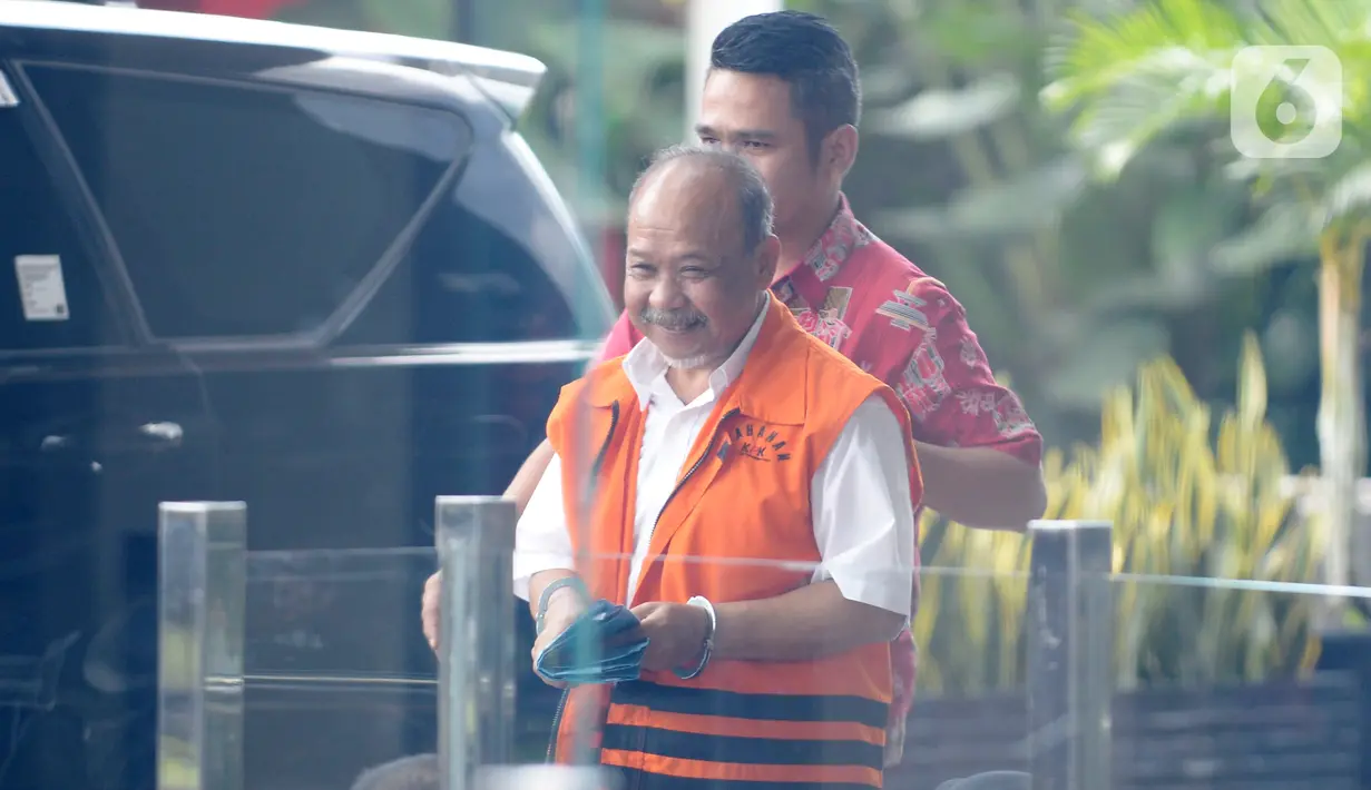 Mantan anggota DPRD Kota Bandung Kadar Slamet saat tiba di Gedung KPK, Jakarta, Jumat (21/2/2020). Kadar akan menjalani pemeriksaan pertama sebagai tersangka terkait dugaan korupsi pengadaan tanah untuk ruang terbuka hijau di lingkungan Pemkot Bandung Tahun 2012-2013. (merdeka.com/Dwi Narwoko)