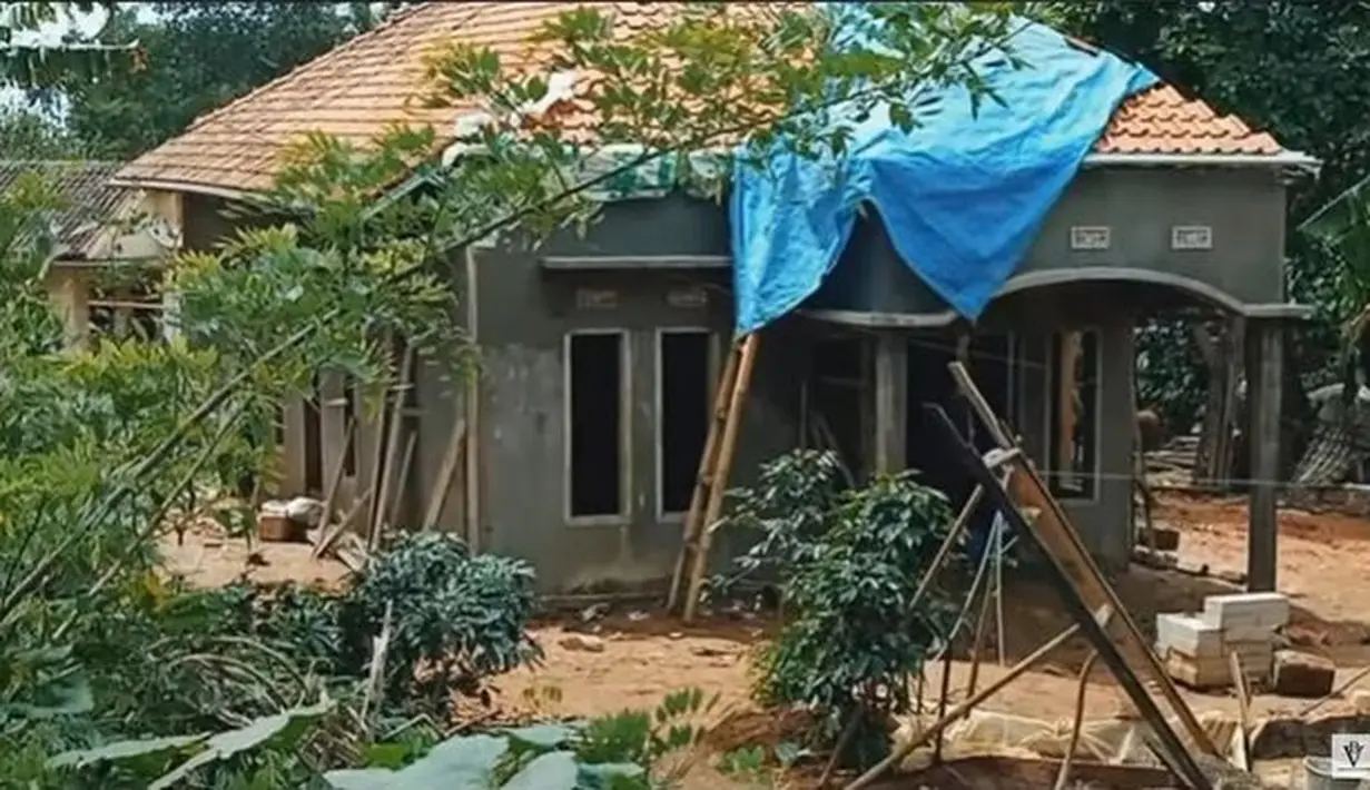 Melly Lee kemudian merenovasi rumah orang tuanya menjadi lebih bagus lagi.  Beberapa potret rumah Melly Lee di kampung ini diambil dari tangkapan layar kanal YouTube Melly Lee yang diunggah 28 Agustus 2020 lalu. [Youtube/Melly Lee]