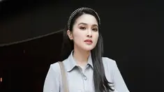 Belakangan, Sandra Dewi kerap mengunggah potretnya saat mengenakan bando. Wanita 38 tahun ini tampil elegan dan awet muda dengan model bando hitam bermotif garis yang berkilauan. (Liputan6.com/IG/@sandradewi88)
