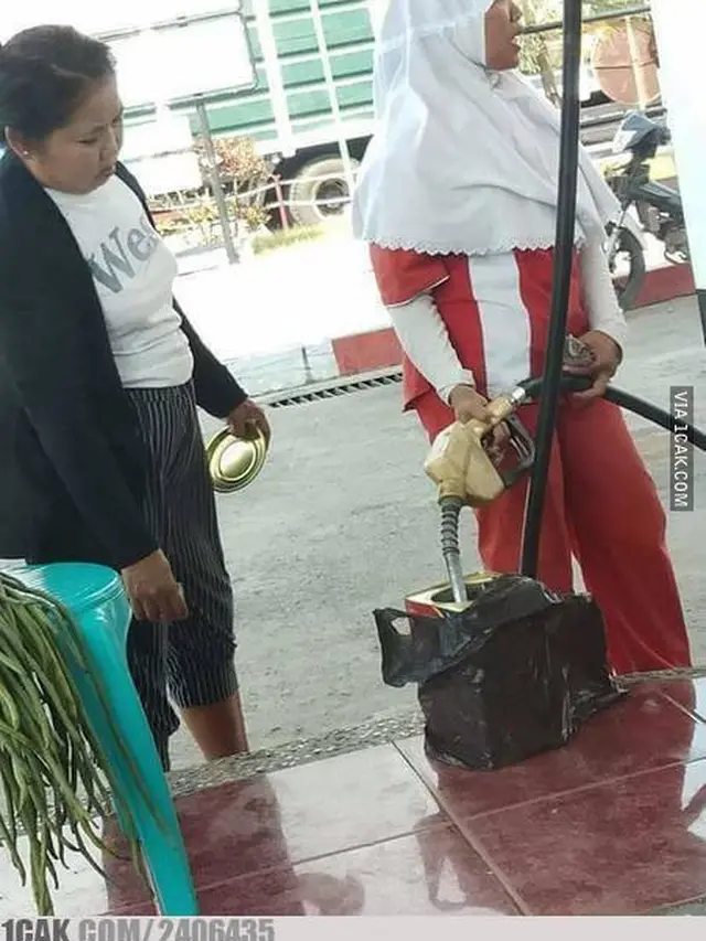 Tak Bawa Motor, 6 Potret Orang Isi Bensin Pakai Wadah Ini Nyeleneh