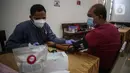 Warga dan jemaat diperiksa tensinya sebelum mendonorkan darahnya dengan menerapkan protokol kesehatan di GPIB Effatha, Jakarta, Sabtu (14/8/2020). Kegiatan donor darah merupakan agenda rutin yang sempat terhenti akibat pandemi Covid-19. (Liputan6.com/Johan Tallo)