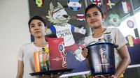 Pramusaji membawakan menu Piala Dunia saat berada di Hotel Novotel, Tangerang, Jumat (29/6/2018). Selama Piala Dunia 2018, Hotel Novotel mengadakan acara nonton bareng. (Bola.com/Vitalis Yogi Trisna)
