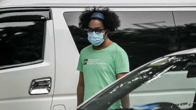 Seorang warga mengenakan masker di Manila, Filipina (2/8/2020). Jumlah kasus terkonfirmasi COVID-19 di Filipina melonjak menjadi 103.185 setelah Departemen Kesehatan negara itu melaporkan total 5.032 kasus baru pada Minggu (2/8). (Xinhua/Rouelle Umali)