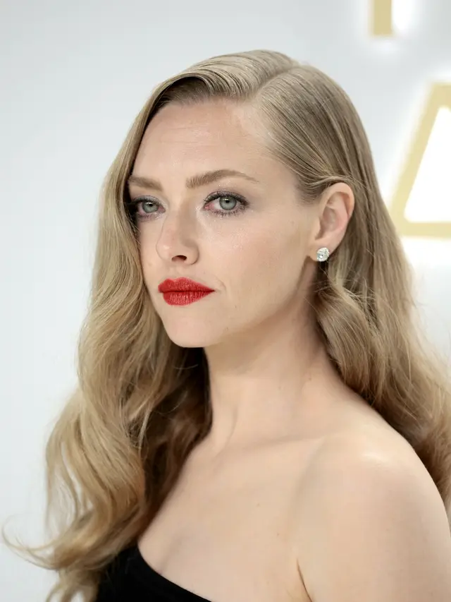 Pesona Si Cantik Amanda Seyfried Berbalut Bodysuit Hitam
