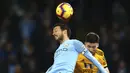 Gelandang Manchester City, David Silva, duel udara dengan pemain Wolverhampton Wanderers, Matt Doherty, pada laga Premier League di Stadion Etihad, Manchester, Senin (14/1). Manchester City menang 3-0 atas Wolverhampton Wanderers. (AP/Dave Thompson)