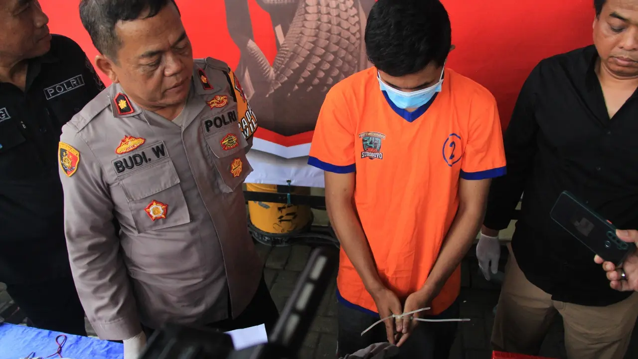 Pelaku pembobolan Indomaret saat diamankan di Polsek Jambangan Surabaya. (Dian Kurniawan/Liputan6.com)