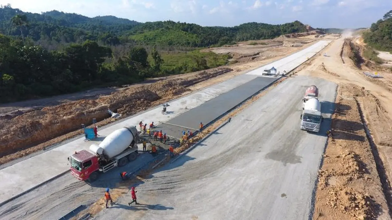 Direktur Utama PT Jasa Marga (Persero) Tbk. Desi Arryani melakukan kunjungan kerja ke proyek pembangunan Jalan Tol Balikpapan-Samarinda.