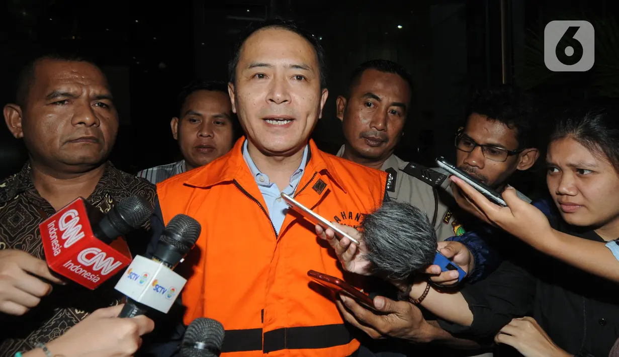 Mantan Presiden Direktur PT Lippo Cikarang, Bartholomeus Toto memberikan keterangan kepada awak media usai usai menjalani pemeriksaan di Gedung KPK, Jakarta, Rabu (20/11/2019). Bartholomeus Toto resmi ditahan 20 hari kedepan untuk mempermudah pemeriksaan. (merdeka.com/Dwi Narwoko)