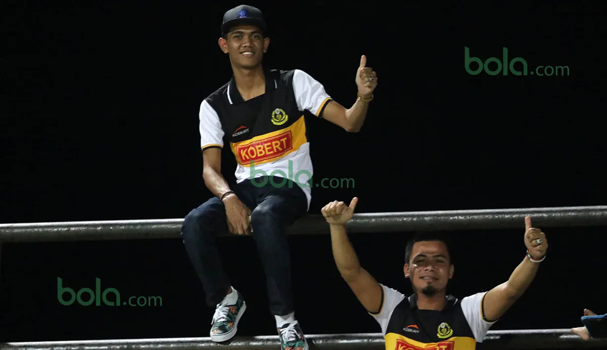Suporter (Penyokong) hadir memberi dukungan kepada T-Team saat berlaga pada babak play-off melawan ATM di Stadion Perak, Malaysia, Sabtu (30/01/2016). (Bola.com/Nicklas Hanoatubun)