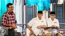 Pasangan Cagub DKI Jakarta nomor 3 Anies Baswedan-Sandiaga Uno menyimak jawaban dari Djarot Saiful Hidayat saat debat kedua Cagub DKI-Jakarta, Jumat (27/1). (Liputan6.com/Faizal Fanani)