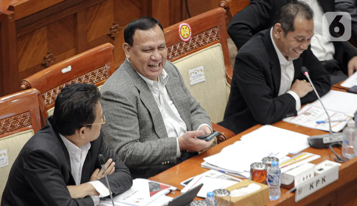 Ketua KPK Firli Bahuri (tengah) bersama Wakil Ketua KPK Nurul Ghufron mengikuti rapat kerja bersama Komisi III DPR di Kompleks Parlemen Senayan, Jakarta, Kamis (9/2/2023). Rapat tersebut membahas evaluasi kinerja dan capaian KPK Tahun 2022 serta rencana kerja tahun 2023. (Liputan6.com/Faizal Fanani)
