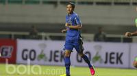 Pemain Persib Bandung, Ahmad Subagja Basith saat melawan PS TNI pada lanjutan Liga 1 2017 di Stadion Pakansari, Bogor, Sabtu (22/4/2017). PS TNI bermain imbang 2-2. (Bola.com/Nicklas Hanoatubun)