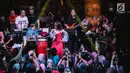 Penyanyi Atiek CB membawakan lagu pada acara musik amal bertajuk "Konser Kemanusiaan untuk Lombok" di kawasan Jakarta Selatan, Kamis (9/8). Sederet artis papan atas Indonesia menyumbangkan suara mereka. (Liputan6.com/Faizal Fanani)