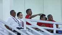 Sekjen PSSI, Yunus Nusi (tengah) dan Exco PSSI, Sumardji terlihat menonton laga Grup A Piala AFF U-17 2026 antara Timnas Indonesia U-17 melawan Vietnam di Stadion Gelora Delta Sidoarjo, Sidoarjo, Jawa Timur, Minggu (19/04/2026). (Bola.com/M Iqbal Ichsan)