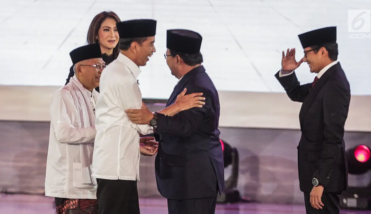 Capres dan cawapres nomor urut 01 Joko Widodo atau Jokowi-Ma'ruf Amin bersalaman dengan capres dan cawapres nomor urut 02 Prabowo Subianto-Sandiaga Uno usai debat perdana Pilpres 2019 di Hotel Bidakara, Jakarta, Kamis (17/1). (Liputan6.com/Faizal Fanani)
