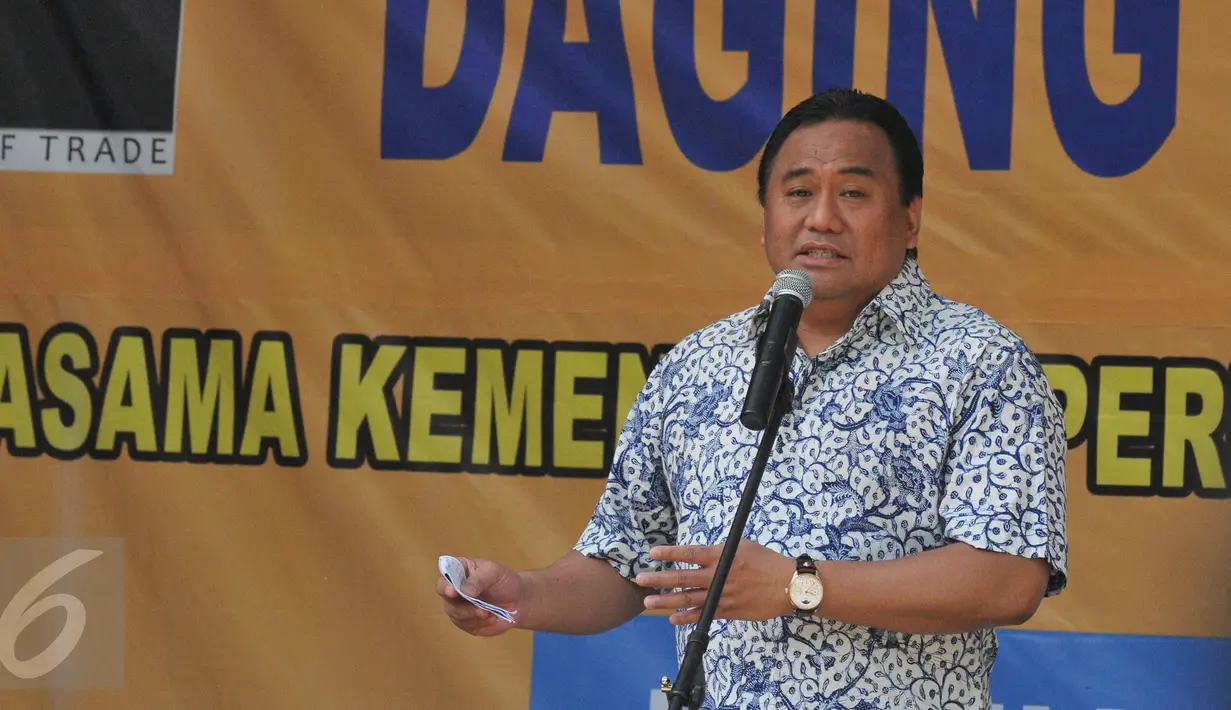 Mendag Rachmat Gobel berpidato saat acara pelepasan truk Operasi Pasar, Jakarta, Minggu (21/6/2015). Kemendag dan Artha Graha Peduli menggelar operasi pasar secara serentak di wilayah DKI Jakarta hingga 16 Juli 2015. (Liputan6.com/Herman Zakharia)