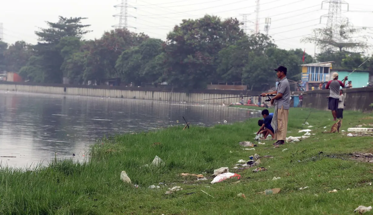 Warga memancing di bibir Waduk Cincin, Jakarta, Sabtu (19/6/2021). Ceceran sampah plastik ini mengganggu kemyamanan warga yang ingin menikmati suasana Waduk Cincin . (Liputan6.com/Helmi Fithriansyah)