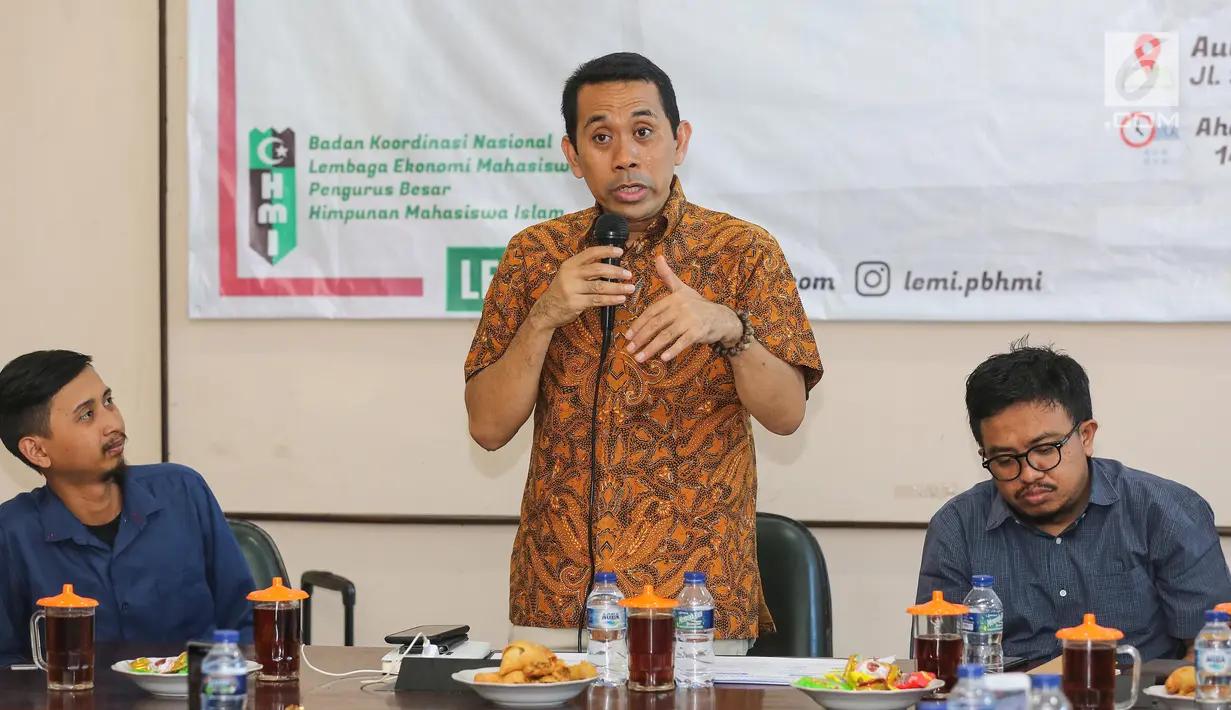 Founder KAHMIPreneur, Kamrussamad menjadi pembicara dalam Tadarus Ekonomi bertajuk Iklim Bisnis dan Stabilitas Harga Pasar, Jakarta, Minggu (7/6/2019). Tadarus Ekonomi membahas prospek ekonomi Indonesia pasca Pemilu 2019 yang dapat memberikan kepastian ekspektasi pasar. (Liputan6.com/Fery Pradolo)