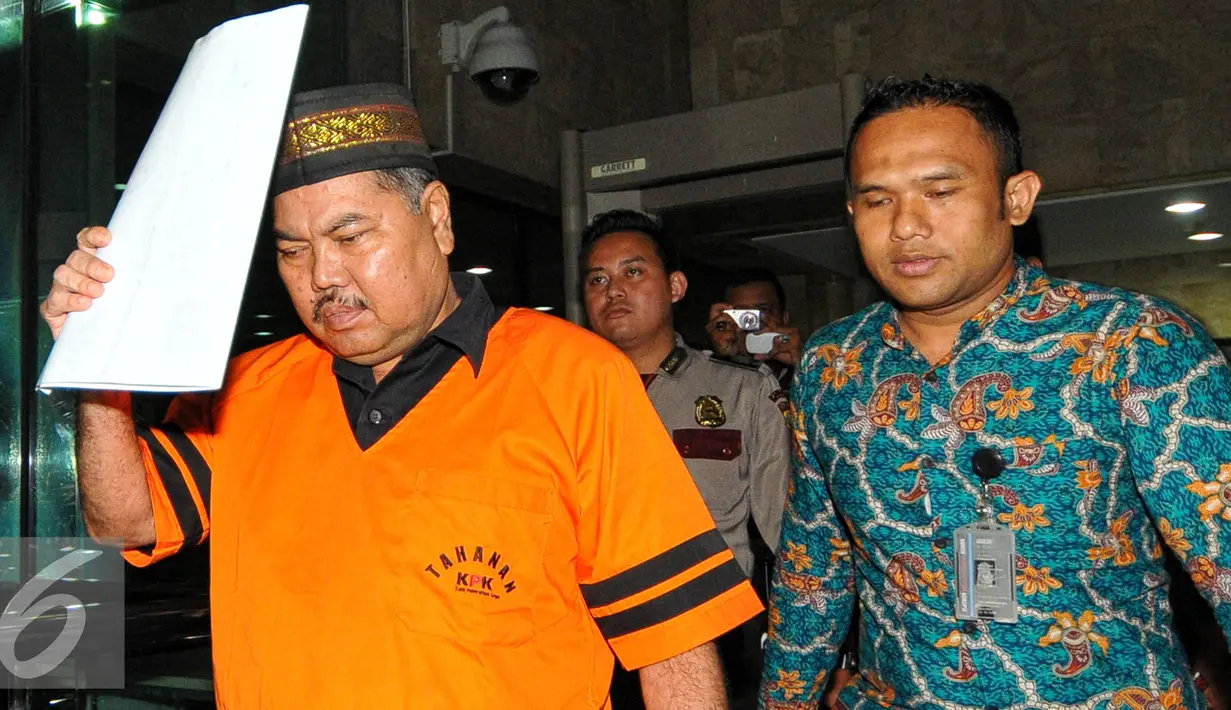 Tersangka Panitera PTUN Medan, Syamsir Yusfan usai diperiksa KPK, Jakarta, Jumat (24/7/2015). Syamsir diduga menerima suap terkait persidangan perkara penyalahgunaan dana bantuan sosial di Medan tahun anggaran 2012-2013. (Liputan6.com/Yoppy Renato)