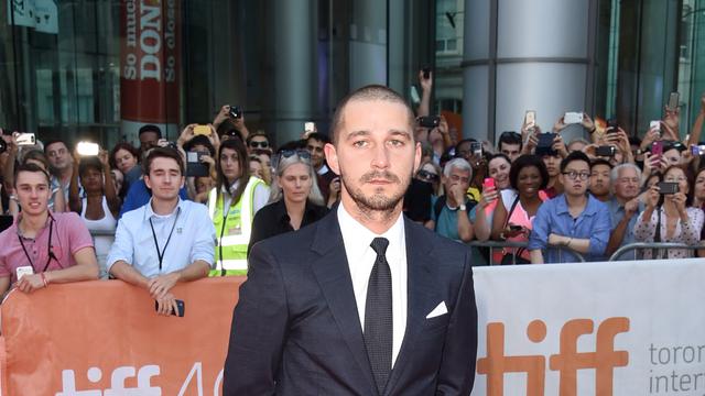 [Bintang] Cincin Pertunangan Shia LaBeouf dan Mia Goth Berlapiskan Berlian
