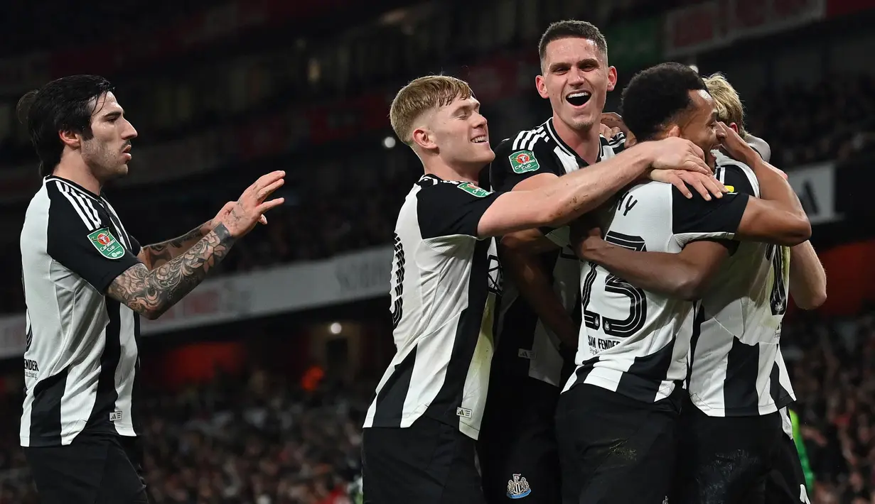 Pemain depan Newcastle United, Alexander Isak dikerumuni rekan setimnya setelah mencetak gol pembuka pada leg pertama semifinal Carabao Cup 2024/2025 melawan Arsenal di Stadion Emirates, London pada Selasa 7 Januari 2025 waktu setempat atau Rabu 8 Januari 2025 dini hari WIB. (Glyn KIRK/AFP)