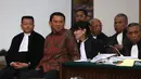 Basuki Tjahaja Purnama (Ahok) berbincang dengan penasehat hukumnya disela sidang lanjutan di Auditorium Kementan, Jakarta, Selasa (31/1). Sidang kedelapan ini menghadirkan lima saksi dari JPU, salah satunya Ketua MUI. (Liputan6.com/Seto Wardhana/Pool)