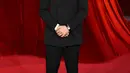 Nicholas Hoult mengenakan setelan hitam double breasted, kemeja tuksedo poplin putih dan dasi kupu-kupu satin hitam. Sepatu kulit hitam yang disikat. [Prada]