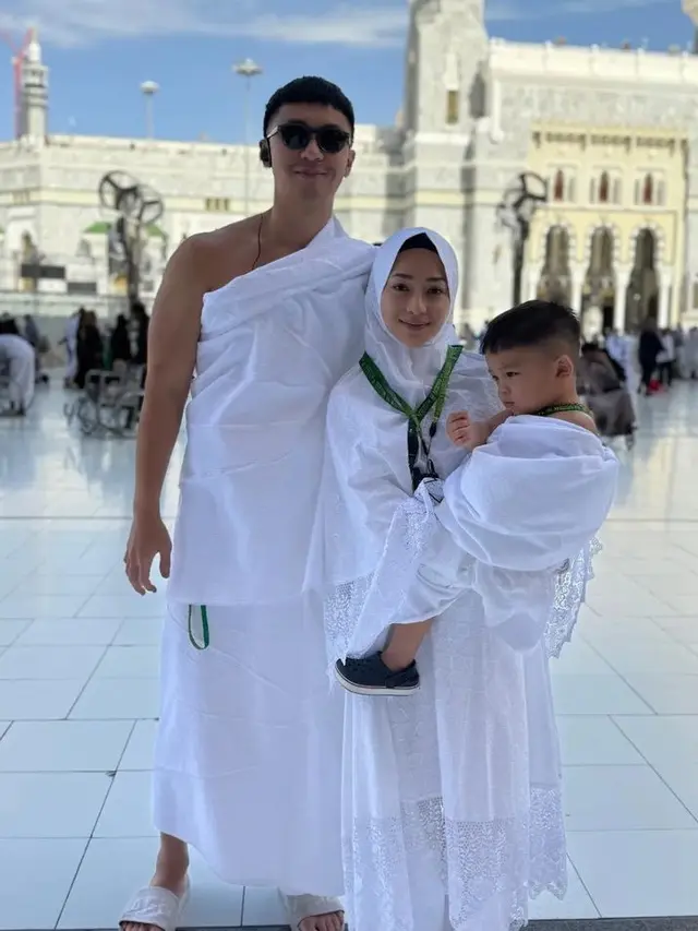 Gaya Baby Issa Saat Umrah Bersama Nikita Willy. [@yorafebrina]