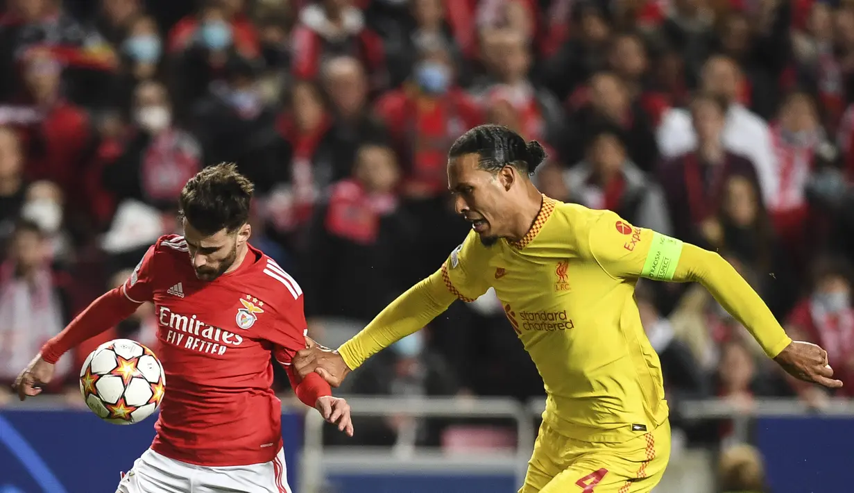 Gelandang Benfica, Rafa Silva (kiri) berebut bola dengan bek Liverpool, Virgil van Dijk pada pertandingan leg pertama perempat final Liga Champions di stadion Luz di Lisbon (6/4/2022). Liverpool menang atas Benfica 3-1. (AFP/Patricia De Melo Moreira)