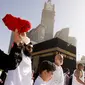 Jemaah mengelilingi Kabah saat umrah di Kota Mekkah, Arab Saudi, 25 Februari 2018. Pangeran Sultan bin Salman menambahkan, konstribusi pariwisata terhadap pendapatan nasional sebesar 3,6 persen hingga 4,9 persen dari sektor non migas. (AP Photo/Amr Nabil)