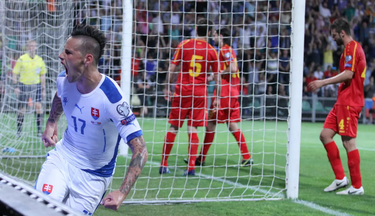 Marek Hamsik merayakan keberhasilannya mencetak gol kedua Slowakia atas Makedonia. (Bola.com/Reza Khomaini)