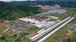 Sebuah stasiun kereta di Wilayah Otonom Etnis Dong Sanjiang di Kota Liuzhou, China, 4 Oktober 2020. Sejak jalur kereta cepat Guiyang-Guangzhou beroperasi pada 2014, Sanjiang telah melakukan segala upaya untuk meningkatkan perekonomian melalui pariwisata. (Xinhua/Gong Pukang)