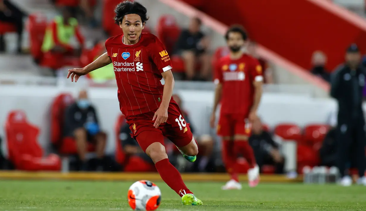 Gelandang Liverpool, Takumi Minamino menggiring bola saat bertanding melawan Crystal Palace pada pertandingan lanjutan Liga Inggris di di Stadion Anfield di Liverpool, Inggris (24/6/2020). Liverpool menang telak 4-0 atas Crystal Palace. (Phil Noble/Pool via AP)