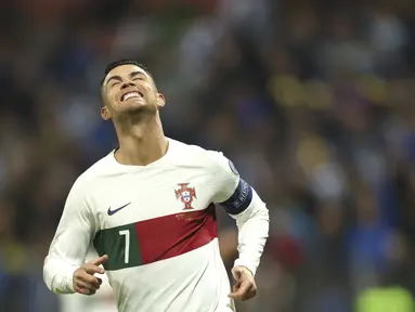 Reaksi penyerang Portugal Cristiano Ronaldo saat melawan tuan rumah  Bosnia-Herzegovina pada lanjutan Grup J Kualifikasi Euro 2024 di Stadion Bilino Polje, Selasa (17/10/2023) WIB. (AP Photo/Armin Durgut)