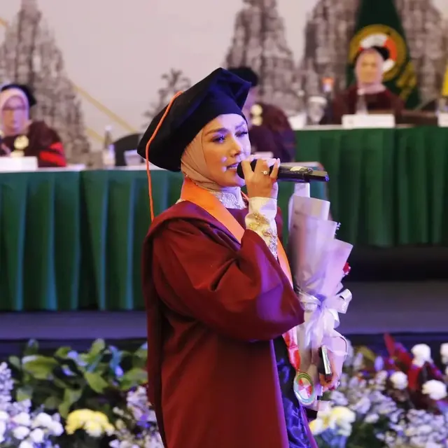 Wisuda Mulan Jameela