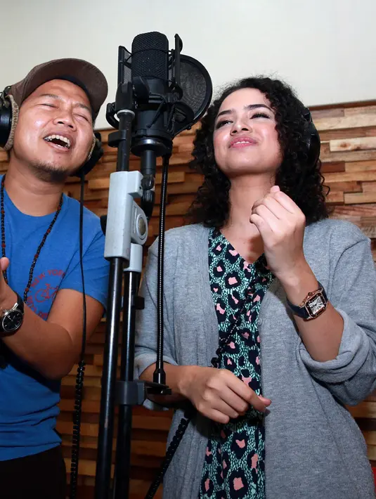 Wizzy mengaku tak menyangka bahwa dirinya akan di ajak kolaborasi oleh penyanyi Indonesia favoritnya tersebut. (Deki Prayoga/Bintang.com)